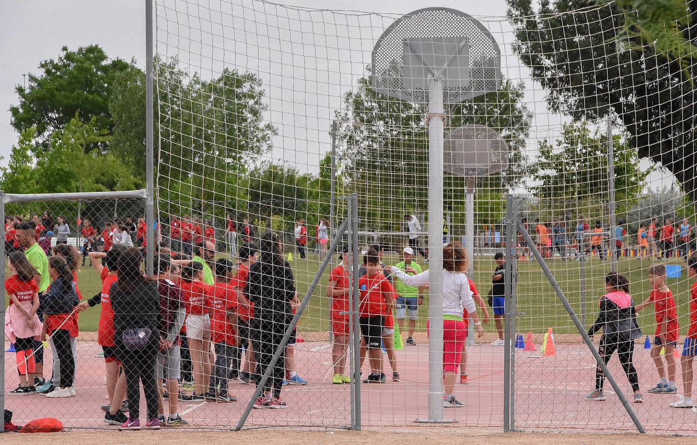 350 de ellos celebraron el Día de la Educación Física en el parque del río. Esta iniciativa, que pretender reivindicar el papel de esta asignatura y la importancia del deporte, se realiza a nivel nacional y en Badajoz ha sido organizada desde hace seis años por el Centro deProfesores y Recursos.
