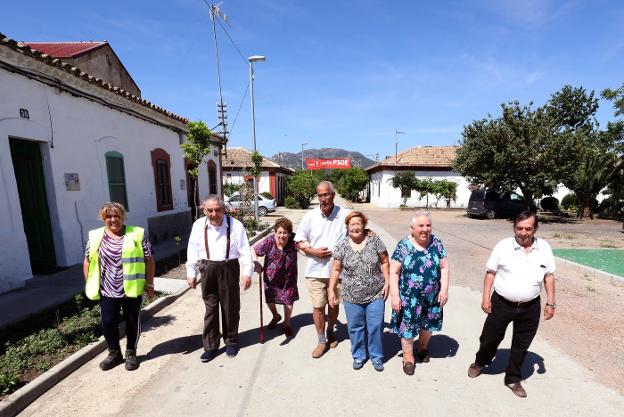 Vecinos de Almorchón; en el centro, Máximo Pereira. :: brígido