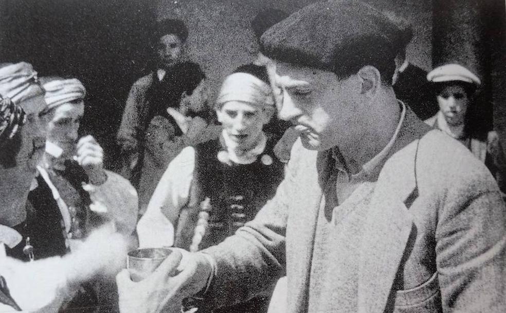 Buñuel en el rodaje de 'Las Hurdes, tierra sin pan'. ::