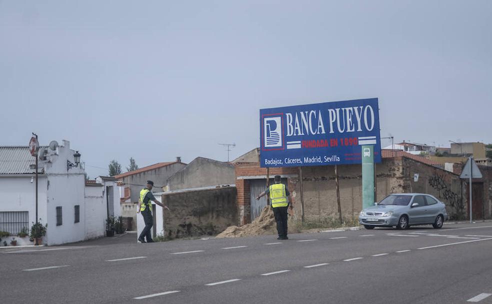 Dos agentes de la Guardia Civil realizan ayer un control a la entrada de La Roca de la Sierra.