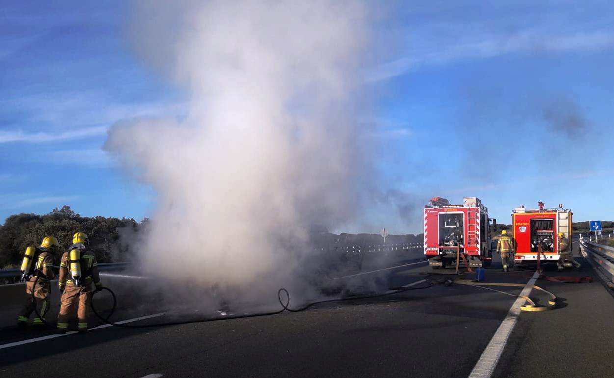 Sus ocupantes resultaron ilesos al abandonar el vehículo con rapidez