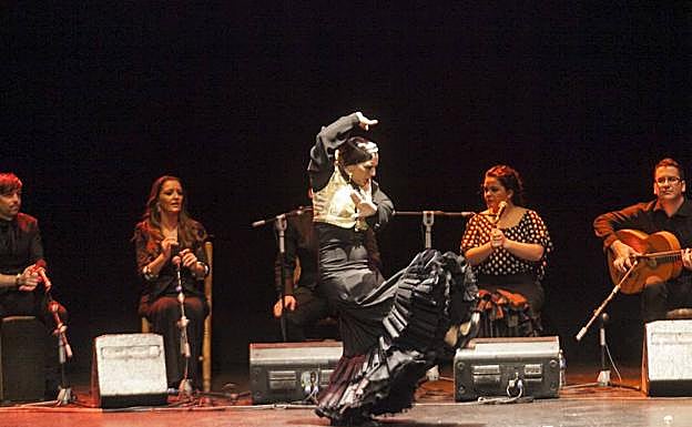 Imagen principal - Ana Belén pone en Mérida la banda sonora al fin de semana de los acróbatas, los cosacos y la preferia de Cáceres