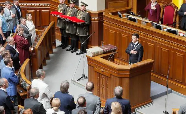 El presidente electo de Ucrania, Vladímir Zelenski (c), es investido, este lunes, en el Parlamento ucraniano o Rada Suprema. 