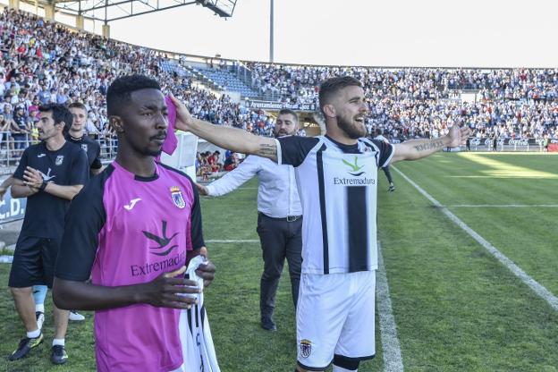 Ferrón celebra la clasificación para la fase de ascenso ante el Sevilla Atlético. :: J. V. ARNELAS