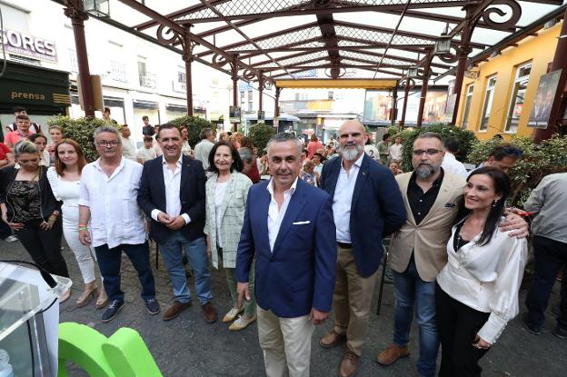 Ángel Pelayo Gordillo, en primer término, antes del mitin. :: brígido