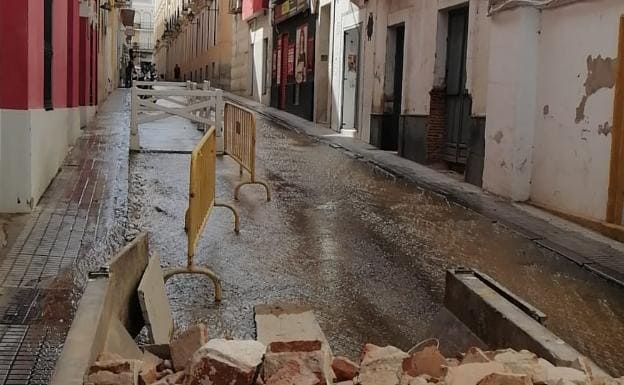Un reventón en una tubería deja sin agua a tres calles del centro de Badajoz