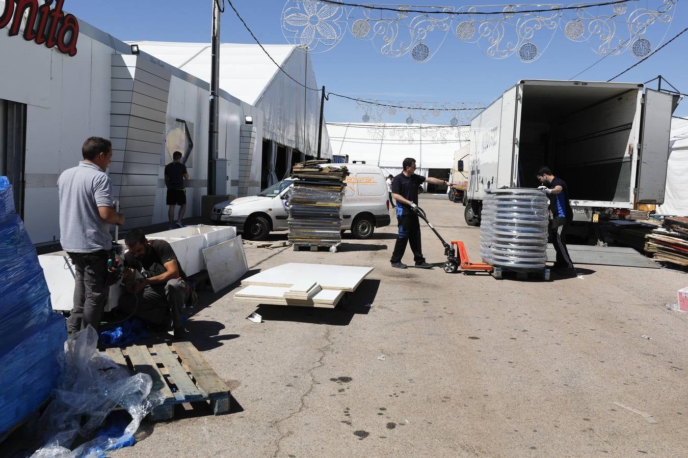 El encendido oficial será el martes 28 y la música de los 'cacharritos' estará incronizada para que suene lo mismo en todo el recinto