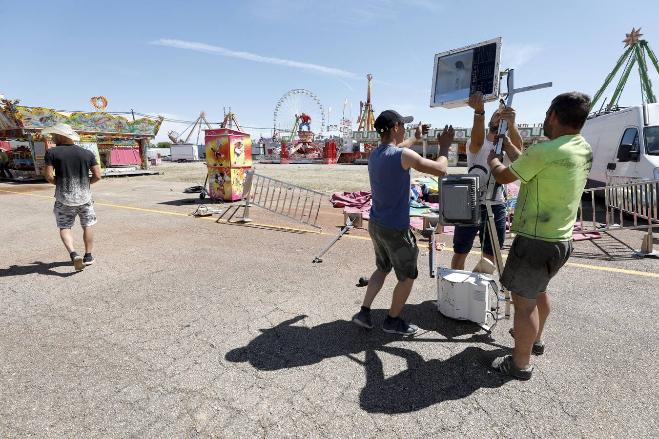 El encendido oficial será el martes 28 y la música de los 'cacharritos' estará incronizada para que suene lo mismo en todo el recinto