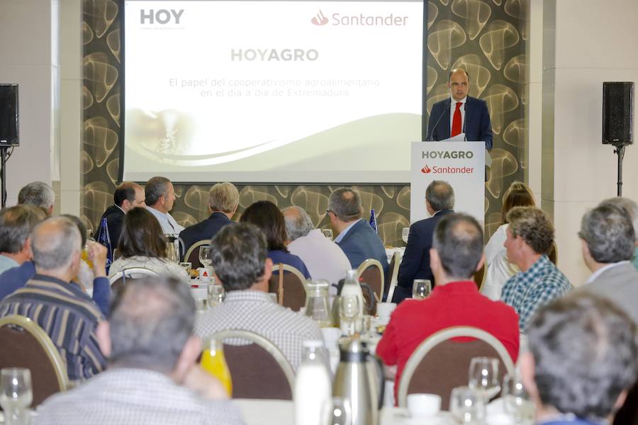 Imagen secundaria 1 - Arriba. El presidente de Cooperativas Agroalimentarias de Extremadura, Ángel Pacheco; el director territorial de Banco Santander, Justiniano Cortés; responsables del Negocio Agro de la entidad en España y en la región, Lorena Ruiz y Pedro Antonio Izquierdo; y el periodista del Diario HOY Luis Expósito. Abajo, a la izquierda Justiniano Cortés en su intervención; y a la derecha asistentes al acto.