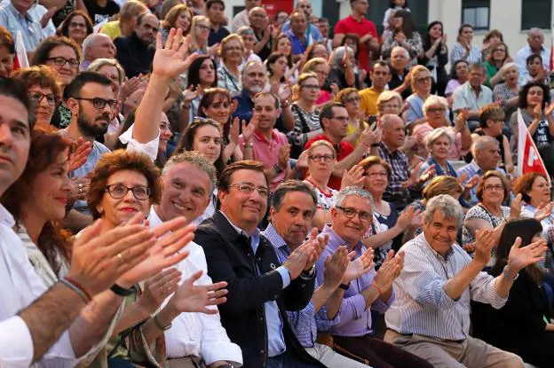 Quintana y Fernández Vara ayer en el auditorio del Ave María. :: e. d.