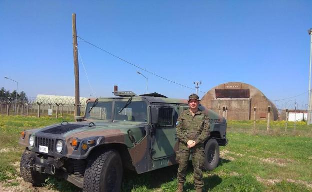 Junto a un jeep en la base aérea de Incirlik, en Turquía. 