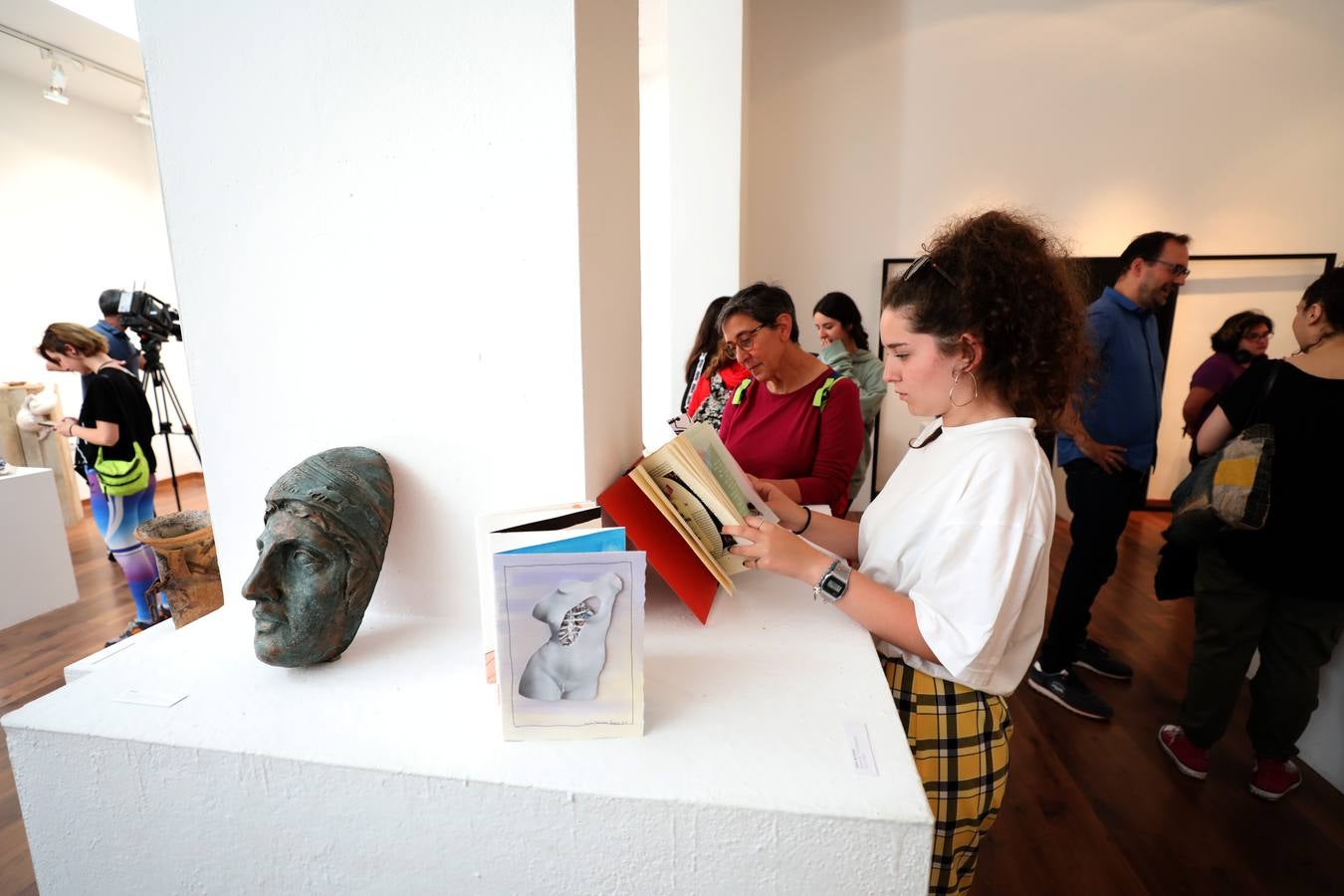 La exposición que reúne más de medio centenar de piezas escultóricas y que podrá visitarse hasta el próximo 10 de junio en horario de mañana en la Sala de Exposiciones de la Escuela de Arte y Superior de Diseño de Mérida. Las obras han sido realizadas por alumnos de la asignatura de volumen de 1º de Bachillerato y los Ciclos Formativos de Reproducciones Artísticas en Piedra y Cerámica Artística.