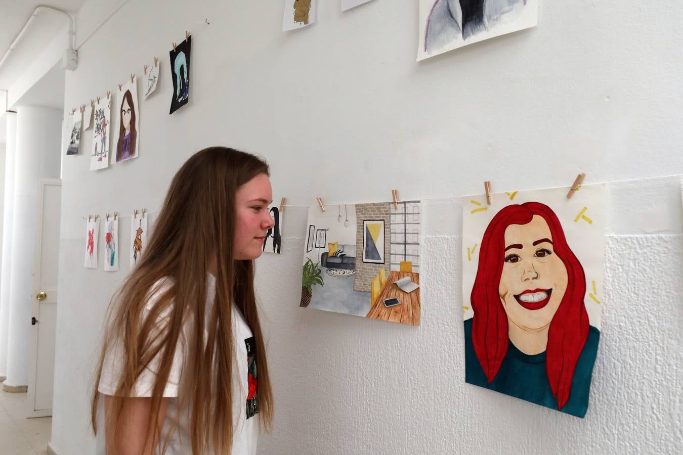 La exposición que reúne más de medio centenar de piezas escultóricas y que podrá visitarse hasta el próximo 10 de junio en horario de mañana en la Sala de Exposiciones de la Escuela de Arte y Superior de Diseño de Mérida. Las obras han sido realizadas por alumnos de la asignatura de volumen de 1º de Bachillerato y los Ciclos Formativos de Reproducciones Artísticas en Piedra y Cerámica Artística.