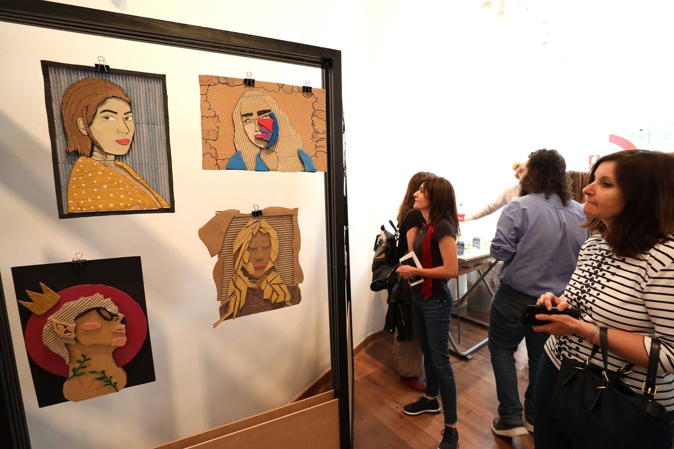 La exposición que reúne más de medio centenar de piezas escultóricas y que podrá visitarse hasta el próximo 10 de junio en horario de mañana en la Sala de Exposiciones de la Escuela de Arte y Superior de Diseño de Mérida. Las obras han sido realizadas por alumnos de la asignatura de volumen de 1º de Bachillerato y los Ciclos Formativos de Reproducciones Artísticas en Piedra y Cerámica Artística.