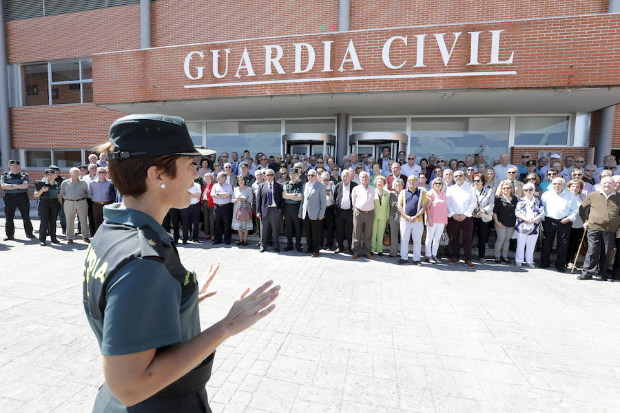 La comandante María Jesús Pascual recibe a los agentes en reserva y jubilados. 