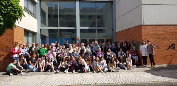 Alumnos, profesores y usuarios de la residencia de mayores San Miguel tras la visita. :: M.A.M.