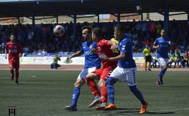 El Mérida ha sacado un valioso empate y se jugará el ascenso en el Romano. 