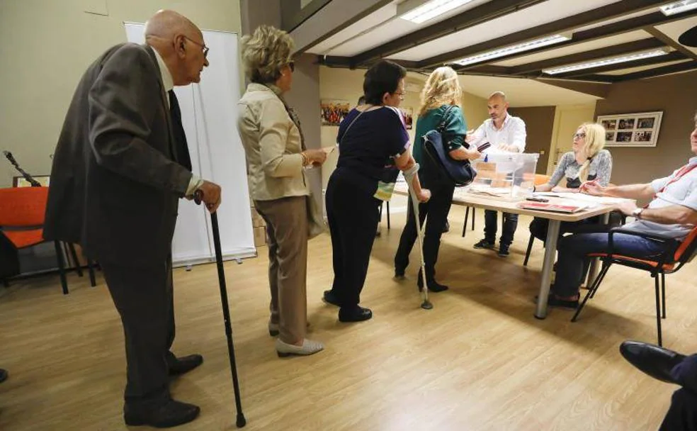 Votantes en un colegio electoral de Cáceres:: 