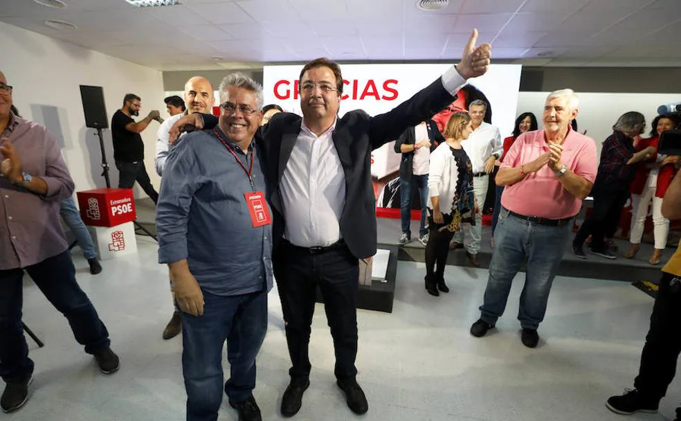 Guillermo Fernández Vara celebra la victoria con Ignacio Sánchez Amor:: 