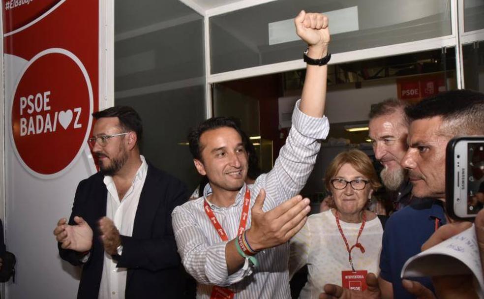 De izquierda a derecha,el secretario provincial del PSOE, Rafael Lemus, el ganador de la noche, Ricardo Cabezas, Silvia González, Javier Monroy y Emilio José Pérez. :: 