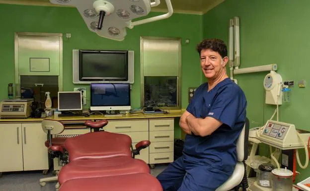 El doctor Monje en el quirófano de la clínica CICOM de Badajoz. 