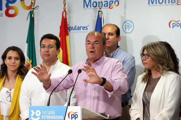 Manzano, Monago, Carrón y Teniente, ayer en la sede regional del PP tras los resultados. :: BRÍGIDO
