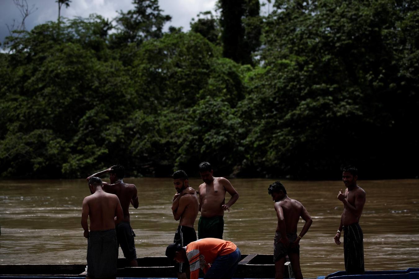En Peñita, una aldea indígena enclavada en la selva del Darién panameño, la ribera del río Chucunaque está plagada de pequeñas embarcaciones en las que cada semana llegan centenares de migrantes en su peligrosa ruta hacia un futuro incierto en Norteamérica. Los migrantes que entran a Panamá desde Colombia son sometidos al programa llamado flujo controlado, que incluye un proceso biométrico para determinar si generan alerta migratoria, así como un eje humanitario y sanitario con vacunación, antes de ser trasladados hacia la frontera con Costa Rica para que sigan rumbo al norte.