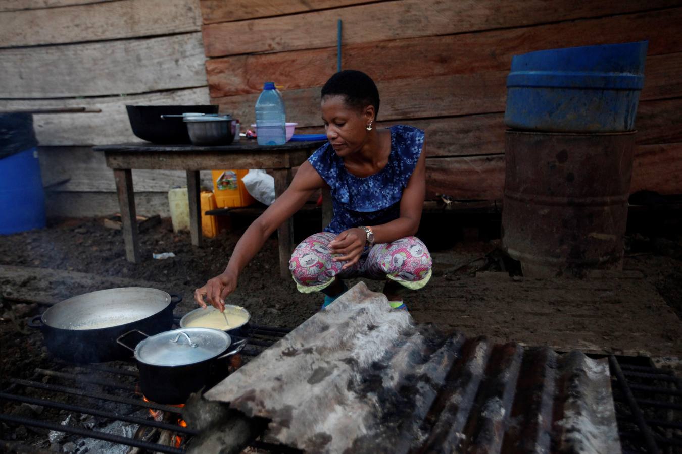 En Peñita, una aldea indígena enclavada en la selva del Darién panameño, la ribera del río Chucunaque está plagada de pequeñas embarcaciones en las que cada semana llegan centenares de migrantes en su peligrosa ruta hacia un futuro incierto en Norteamérica. Los migrantes que entran a Panamá desde Colombia son sometidos al programa llamado flujo controlado, que incluye un proceso biométrico para determinar si generan alerta migratoria, así como un eje humanitario y sanitario con vacunación, antes de ser trasladados hacia la frontera con Costa Rica para que sigan rumbo al norte.