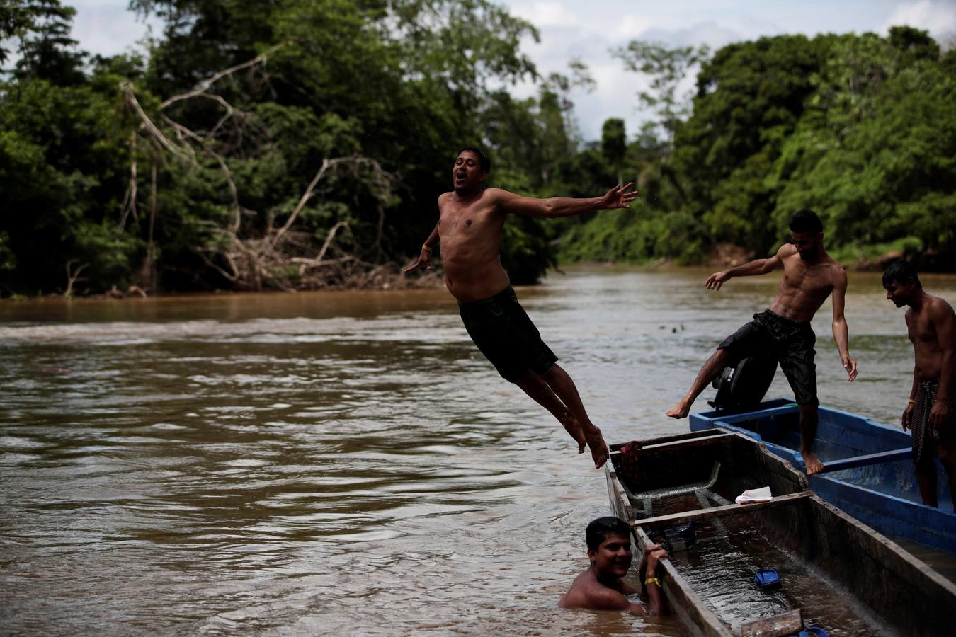 En Peñita, una aldea indígena enclavada en la selva del Darién panameño, la ribera del río Chucunaque está plagada de pequeñas embarcaciones en las que cada semana llegan centenares de migrantes en su peligrosa ruta hacia un futuro incierto en Norteamérica. Los migrantes que entran a Panamá desde Colombia son sometidos al programa llamado flujo controlado, que incluye un proceso biométrico para determinar si generan alerta migratoria, así como un eje humanitario y sanitario con vacunación, antes de ser trasladados hacia la frontera con Costa Rica para que sigan rumbo al norte.