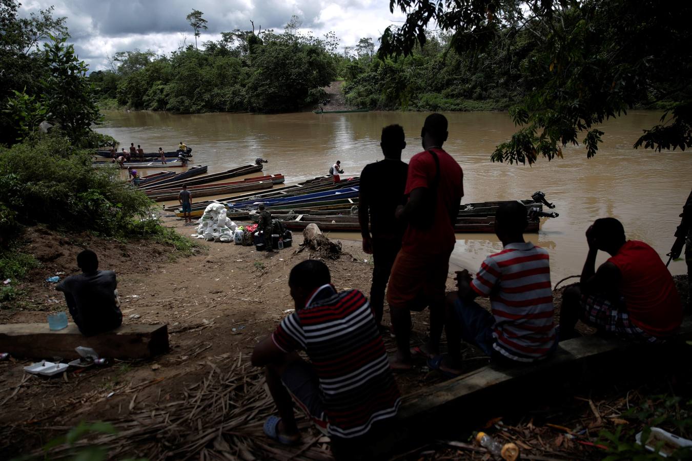 En Peñita, una aldea indígena enclavada en la selva del Darién panameño, la ribera del río Chucunaque está plagada de pequeñas embarcaciones en las que cada semana llegan centenares de migrantes en su peligrosa ruta hacia un futuro incierto en Norteamérica. Los migrantes que entran a Panamá desde Colombia son sometidos al programa llamado flujo controlado, que incluye un proceso biométrico para determinar si generan alerta migratoria, así como un eje humanitario y sanitario con vacunación, antes de ser trasladados hacia la frontera con Costa Rica para que sigan rumbo al norte.