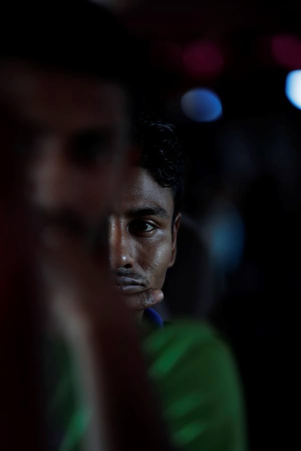 En Peñita, una aldea indígena enclavada en la selva del Darién panameño, la ribera del río Chucunaque está plagada de pequeñas embarcaciones en las que cada semana llegan centenares de migrantes en su peligrosa ruta hacia un futuro incierto en Norteamérica. Los migrantes que entran a Panamá desde Colombia son sometidos al programa llamado flujo controlado, que incluye un proceso biométrico para determinar si generan alerta migratoria, así como un eje humanitario y sanitario con vacunación, antes de ser trasladados hacia la frontera con Costa Rica para que sigan rumbo al norte.