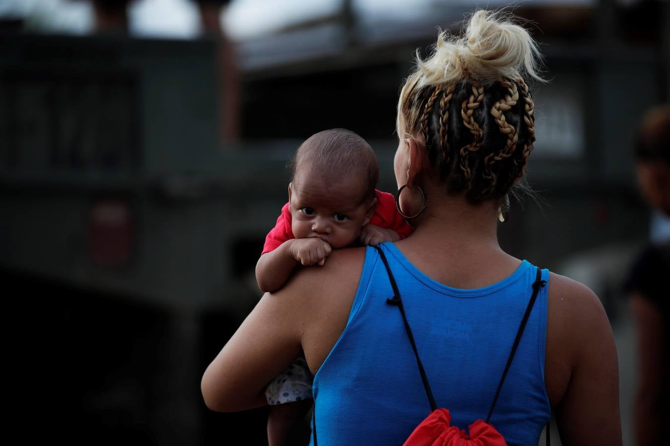 En Peñita, una aldea indígena enclavada en la selva del Darién panameño, la ribera del río Chucunaque está plagada de pequeñas embarcaciones en las que cada semana llegan centenares de migrantes en su peligrosa ruta hacia un futuro incierto en Norteamérica. Los migrantes que entran a Panamá desde Colombia son sometidos al programa llamado flujo controlado, que incluye un proceso biométrico para determinar si generan alerta migratoria, así como un eje humanitario y sanitario con vacunación, antes de ser trasladados hacia la frontera con Costa Rica para que sigan rumbo al norte.