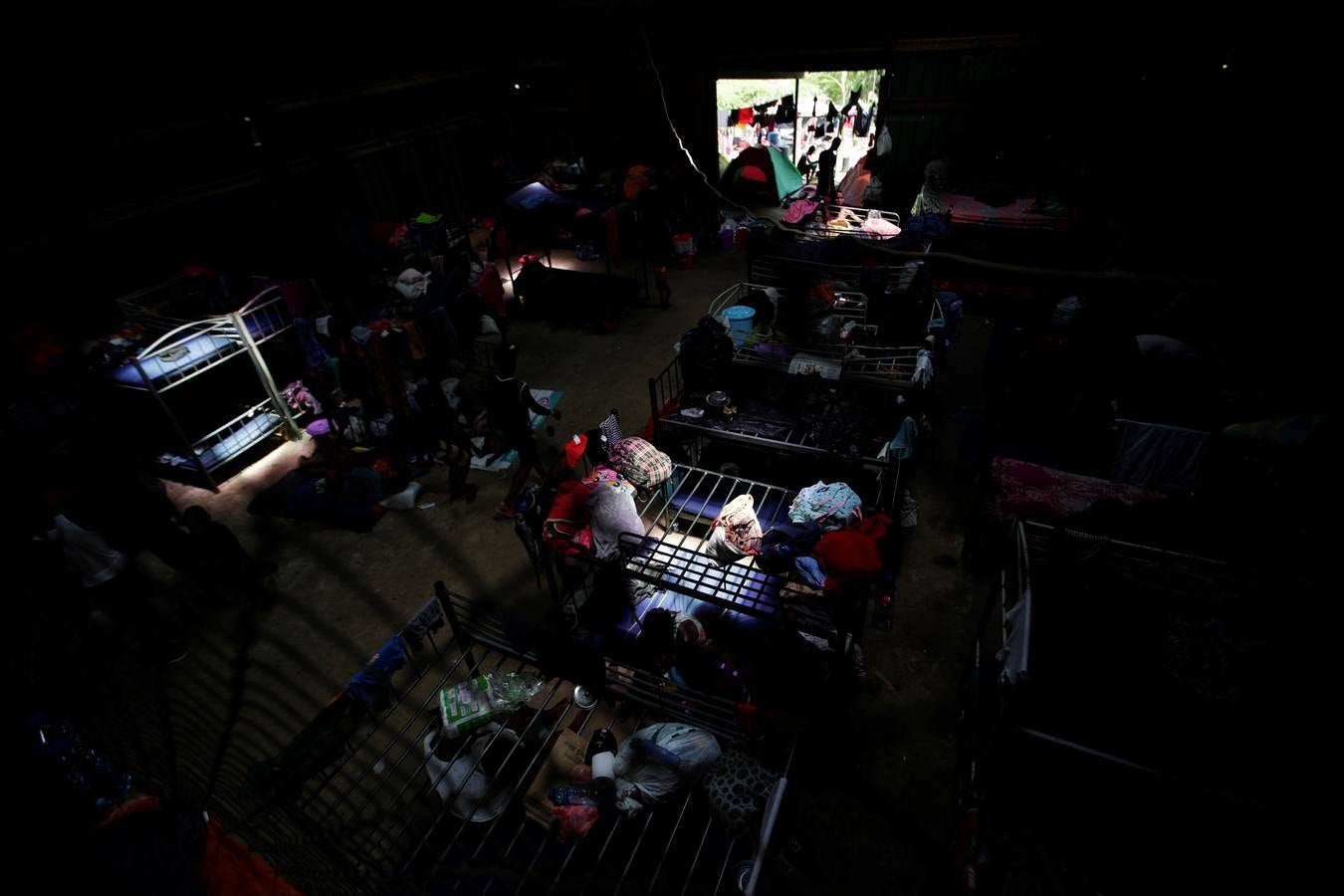 En Peñita, una aldea indígena enclavada en la selva del Darién panameño, la ribera del río Chucunaque está plagada de pequeñas embarcaciones en las que cada semana llegan centenares de migrantes en su peligrosa ruta hacia un futuro incierto en Norteamérica. Los migrantes que entran a Panamá desde Colombia son sometidos al programa llamado flujo controlado, que incluye un proceso biométrico para determinar si generan alerta migratoria, así como un eje humanitario y sanitario con vacunación, antes de ser trasladados hacia la frontera con Costa Rica para que sigan rumbo al norte.