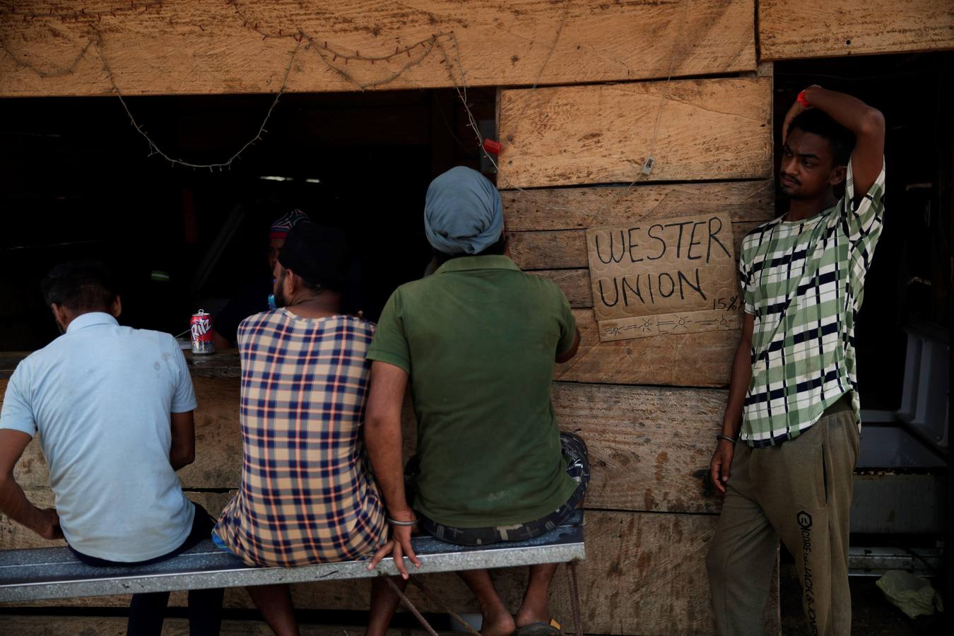 En Peñita, una aldea indígena enclavada en la selva del Darién panameño, la ribera del río Chucunaque está plagada de pequeñas embarcaciones en las que cada semana llegan centenares de migrantes en su peligrosa ruta hacia un futuro incierto en Norteamérica. Los migrantes que entran a Panamá desde Colombia son sometidos al programa llamado flujo controlado, que incluye un proceso biométrico para determinar si generan alerta migratoria, así como un eje humanitario y sanitario con vacunación, antes de ser trasladados hacia la frontera con Costa Rica para que sigan rumbo al norte.