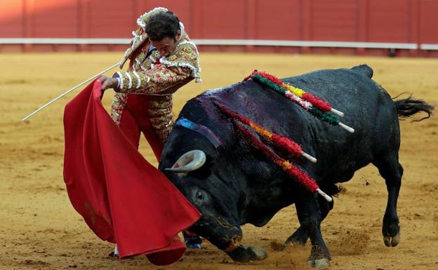 Antonio Ferrera en una faena en la Feria de Sevilla