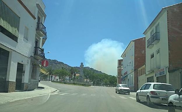 El humo es visible desde una céntrica calle de Cabeza del Buey
