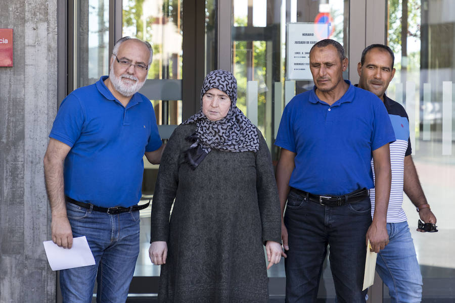 El abogado Estanislao Martín, con la madre y el padre de la fallecida y un familiar. :: 