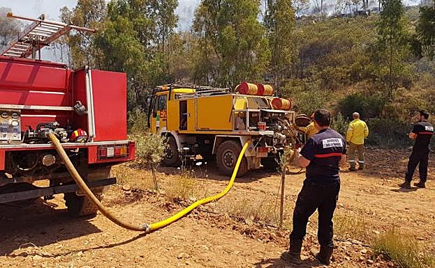 Los bomberos voluntarios de Cabeza del Buey también han intervenido para sofocar las llamas