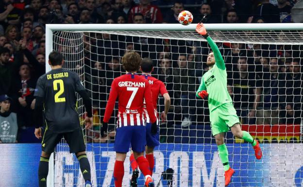 Oblak despeja durante el duelo entre el Atlético y la Juventus en el Metropolitano. 