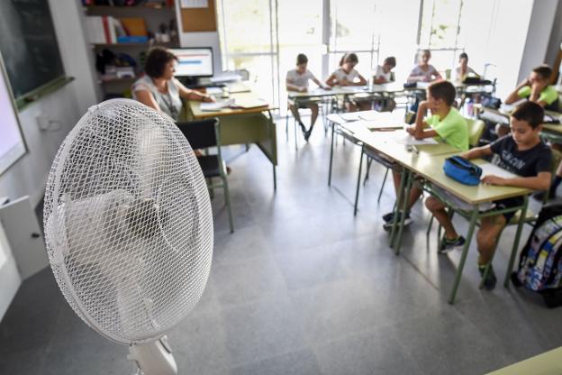 Ventiladores en un colegio extremeño el pasado curso. :: hoy