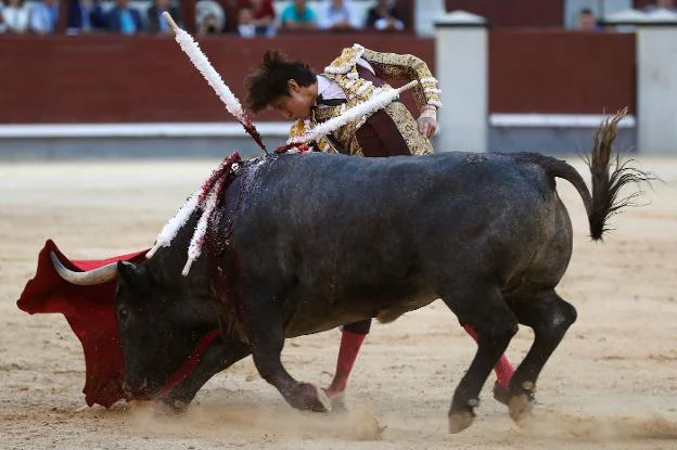 El diestro peruano Roca Rey da un pase con la muleta a su segundo toro. :: efe