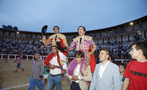 Alejandro Mora saca a su tío a hombros junto a Emilio de Justo:: ARMANDO MÉNDEZ