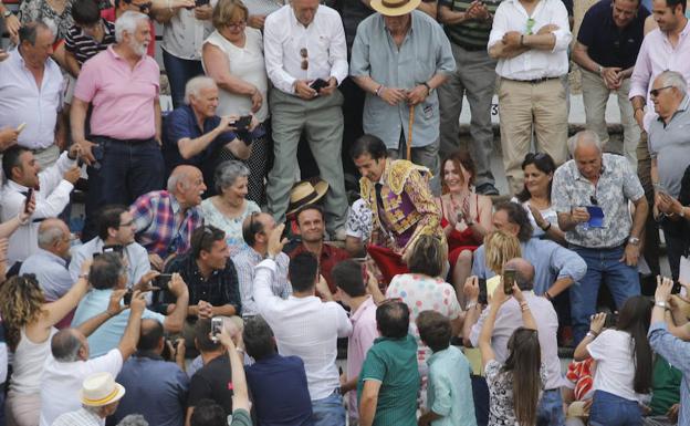 Juan Mora en el tendido para brindar su toro a Antonio Ferrera.: