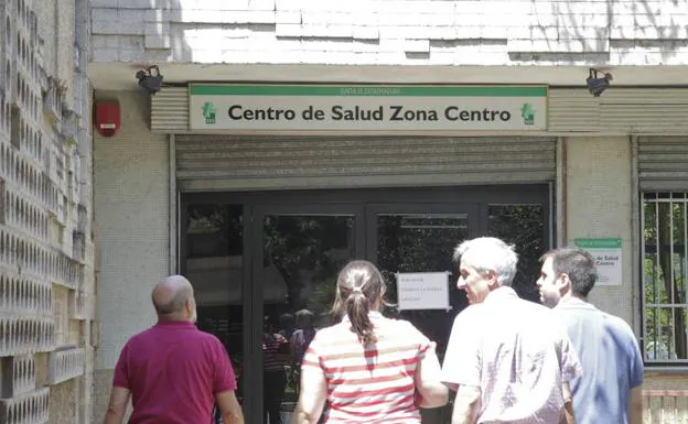 En el centro de salud Zona Centro se han aplazado unas unas 200 analíticas de sangre y orina. :: HOY