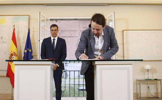 Pedro Sánchez, firma con el secretario general de Podemos, Pablo Iglesias, su acuerdo para los Presupuestos Generales del Estado de 2019.