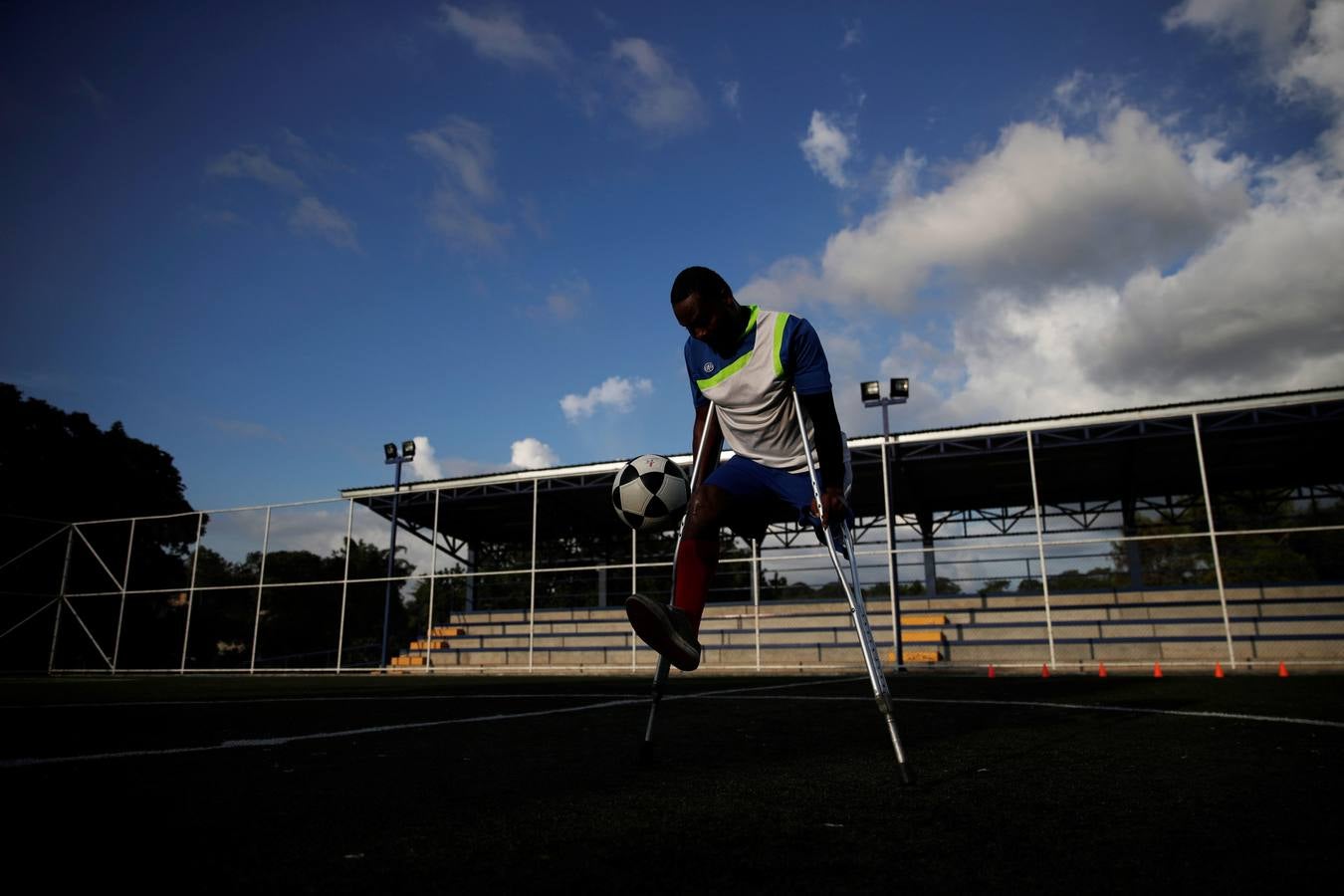 El fútbol para amputados es una disciplina que todavía no es paralímpica, pero que se está haciendo cada vez más popular en el mundo, según la FIFA. Las normas de juego varían un poco en función de cada país, pero impera una regla común: los jugadores tienen que tener al menos una pierna mutilada y jugar con muletas y sin prótesis, mientras que al portero le debe faltar al menos un brazo.