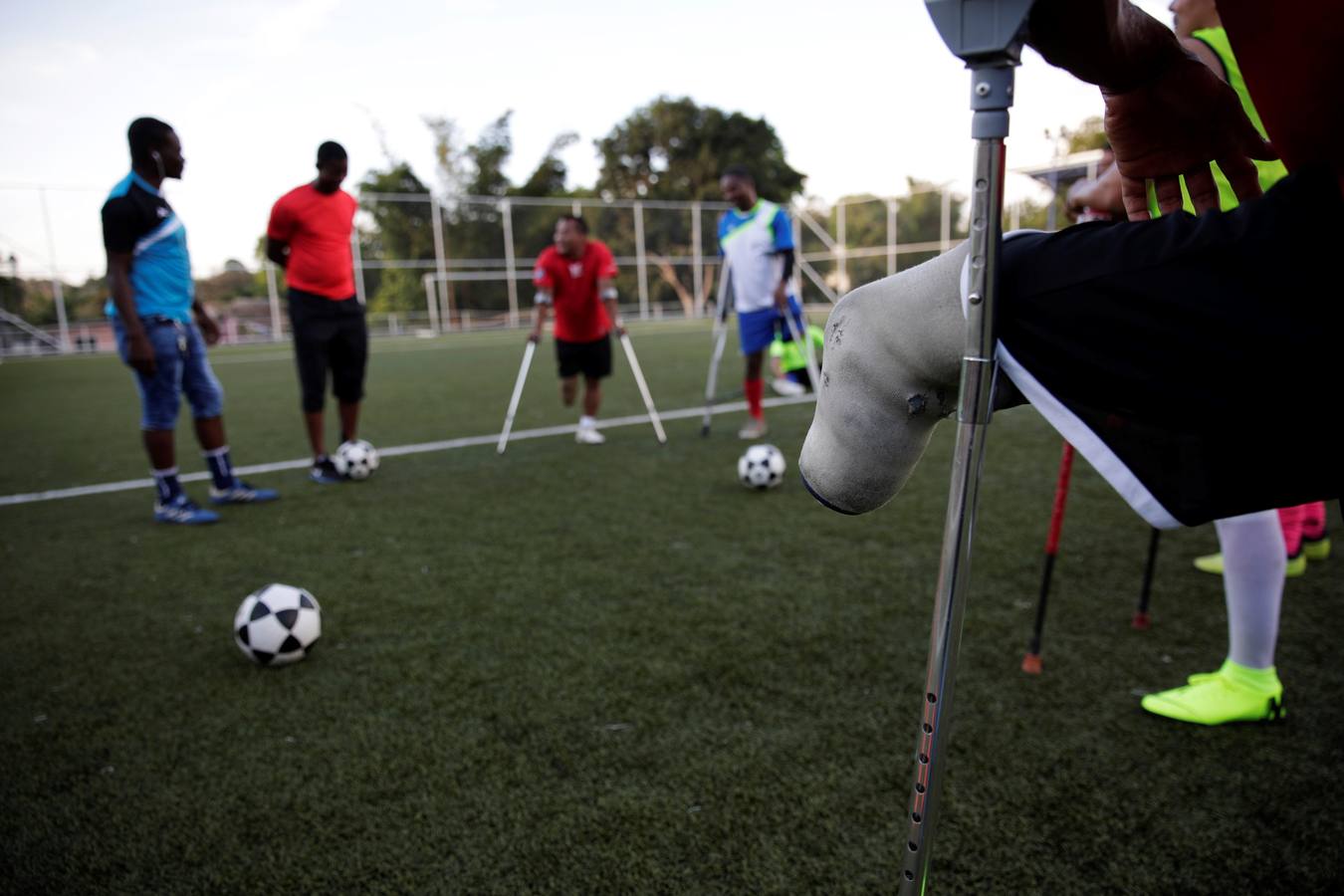El fútbol para amputados es una disciplina que todavía no es paralímpica, pero que se está haciendo cada vez más popular en el mundo, según la FIFA. Las normas de juego varían un poco en función de cada país, pero impera una regla común: los jugadores tienen que tener al menos una pierna mutilada y jugar con muletas y sin prótesis, mientras que al portero le debe faltar al menos un brazo.