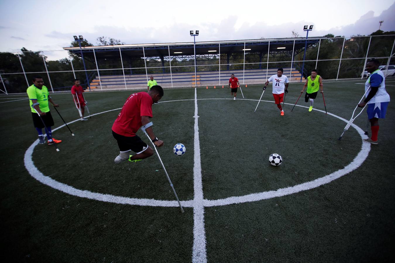 El fútbol para amputados es una disciplina que todavía no es paralímpica, pero que se está haciendo cada vez más popular en el mundo, según la FIFA. Las normas de juego varían un poco en función de cada país, pero impera una regla común: los jugadores tienen que tener al menos una pierna mutilada y jugar con muletas y sin prótesis, mientras que al portero le debe faltar al menos un brazo.