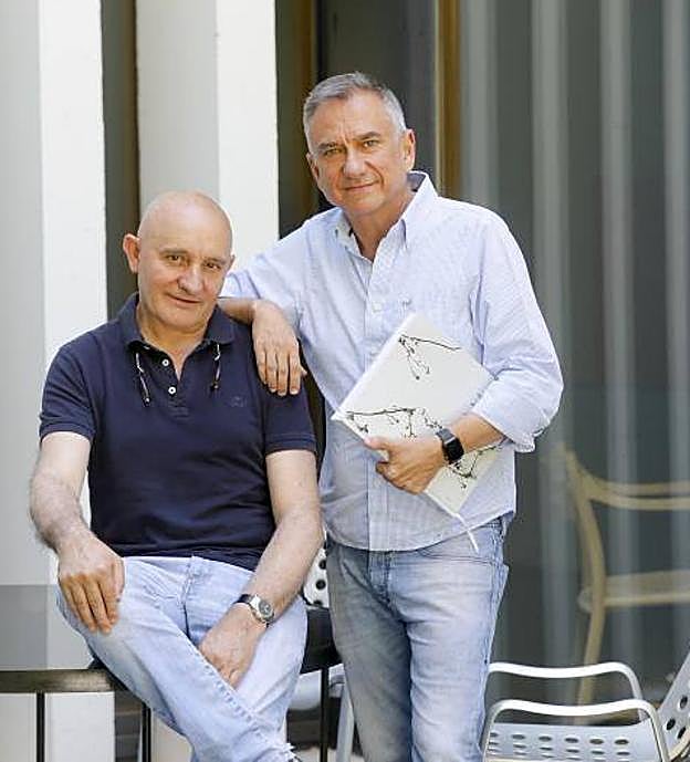 Toño Pérez y Jose Polo (con el libro en su mano izquierda), en el patio de Atrio. ::.L.C.