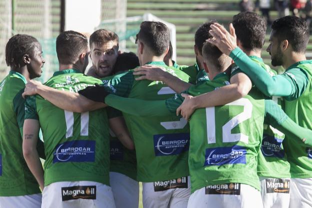 Los jugadores verdes hacen piña tras un gol de esta temporada. :: J. REY